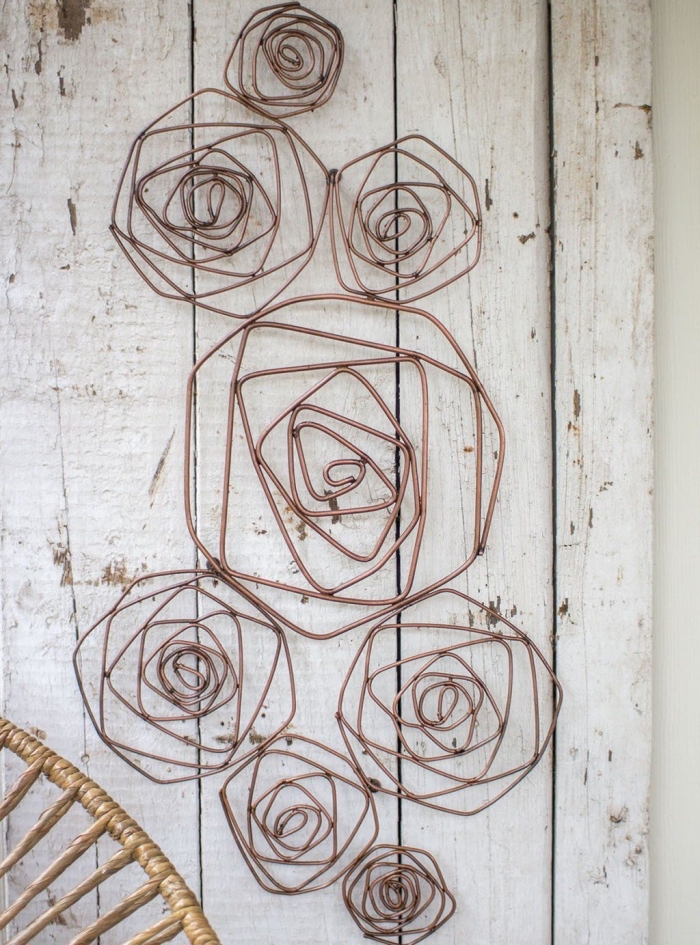 exemple de déco moderne et traditionnelle dans une pièce aux murs en revêtement bois et déco murale en métal cuivré fleurs