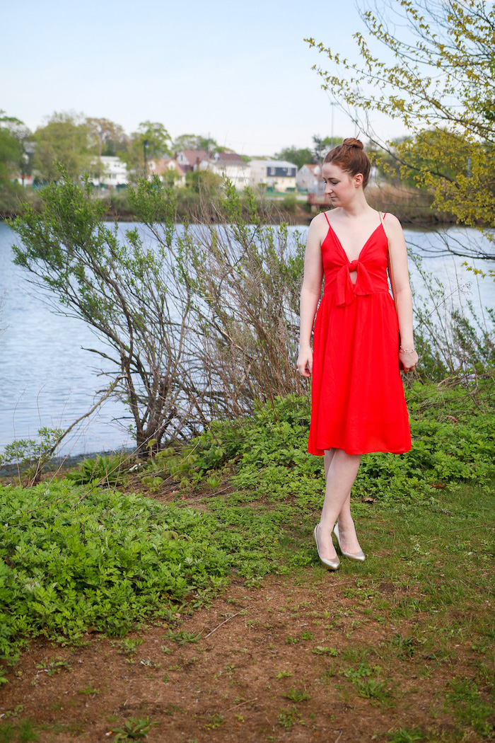 Comment s'habiller en été robe fluide longue robe droite fluide rouge robe courte sandales dorees