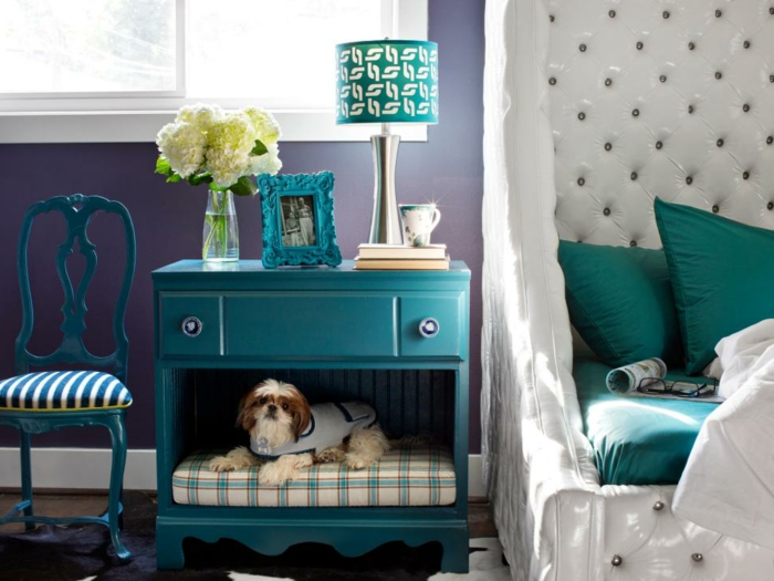grand sofa lit gris, chevet bleu deux tiroirs, chaise baroque lampe de chevet turquoise