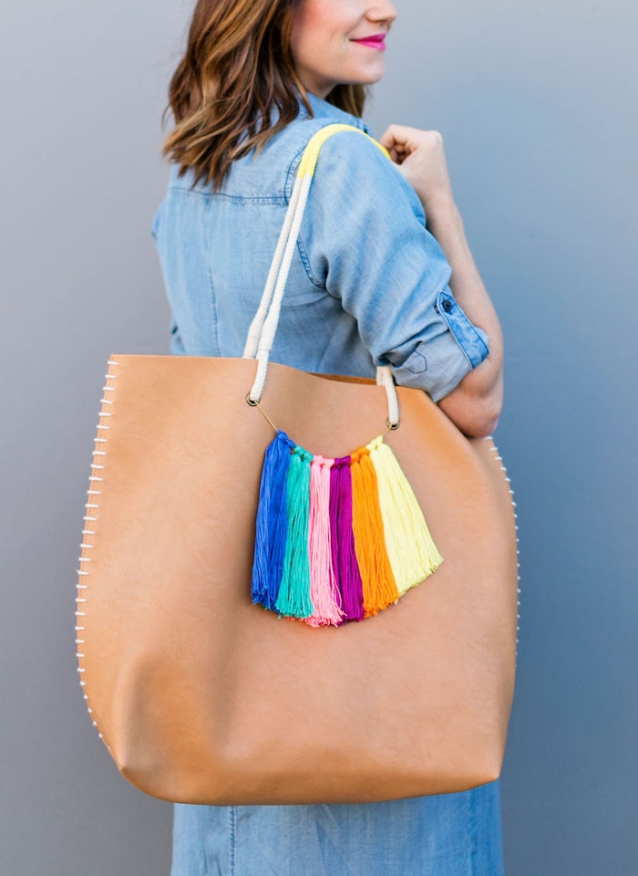 exemple d activité manuelle pour ado, comment décorer son sac à main de pompons à franges colorés