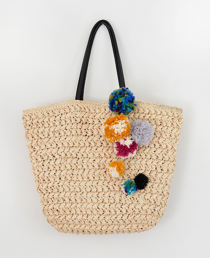 sac de plage customisé de pompons colorés avec manche en cuir noir, activité manuelle ado facile à faire