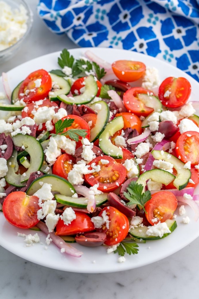 recette salade été à la grecque avec peu d'ingrédients, de tomates cerises, concombre, olives et fromage feta