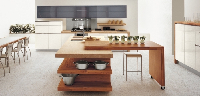 modèle de cuisine moderne aux murs blancs avec meubles de bois massif clair, meubles haut cuisine en gris clair