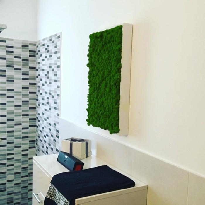 un panneau végétal dans la salle de bains, au-dessus du lavabo,mur végétalisé, coin de douche italienne au carrelage mural effet mosaïque 