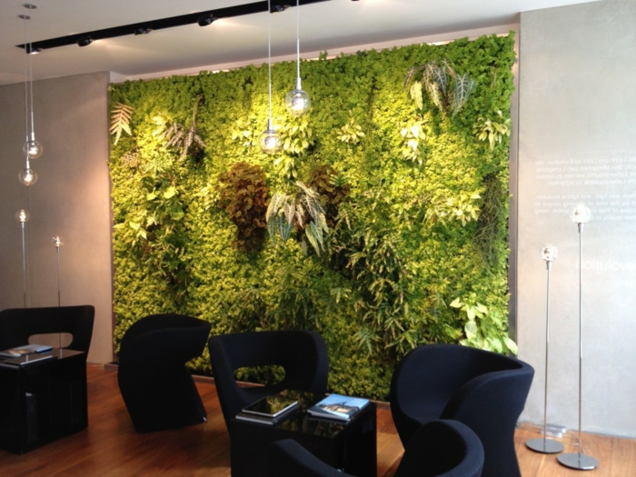 mur végétalisé, salon avec grand panneau en touffes vertes et marron, avec des accents lumineux, corps luminaires boules en verre suspendues 