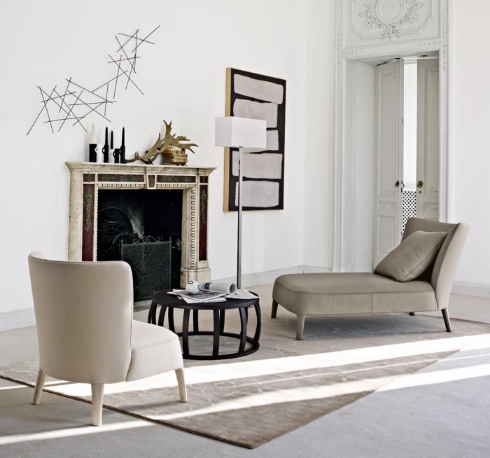 design intérieur épuré aux murs blancs et meubles de couleurs neutres avec cheminée bordeaux et or, modèle de déco murale minimaliste en métal