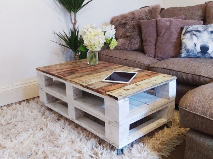 une table palette avec son plateau en bois laqué contrastant avec sa base patinée blanche