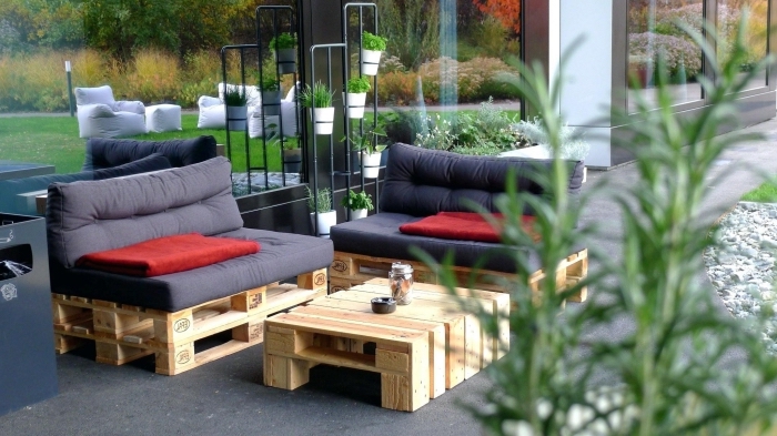 design extérieur moderne avec meubles de bois clair palettes et plantes vertes, modèle de canapé en palettes