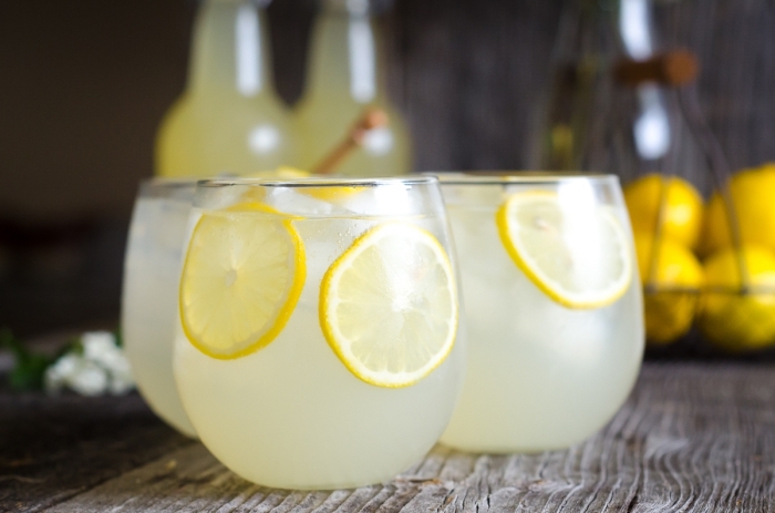 recette pour préparer une limonade classique au jus de citron et eau froide ou gazeuse garnie de tranches de citron et glaçons