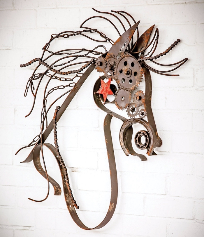 objet de déco murale en métal à design animal, exemple de création métallique pour déco intérieur en forme de cheval