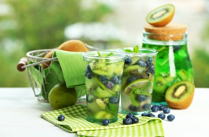 idée citronnade menthe avec kiwi et myrtilles, boissons fraîche préparée maison avec eau froide fruits et glaçons