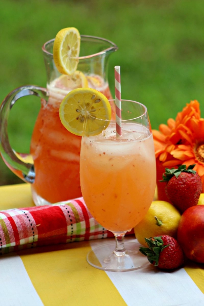 idée de recette citronnade aux agrumes et fraises, préparer une boisson fraîche avec eau gazeuse et fruits