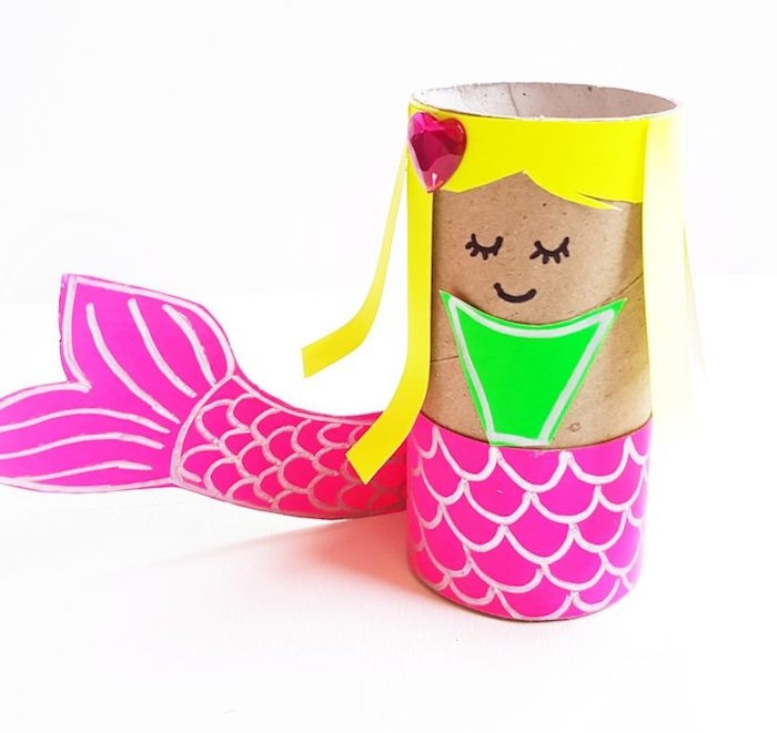 activité manuelle primaire pour enfants, bricolage avec rouleau de papier toilette et papier coloré pour faire une sirène de mer