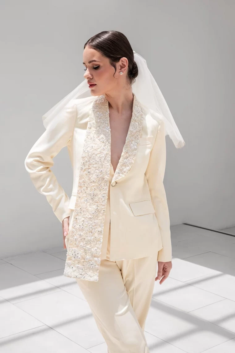 smoking mariage femme couleur creme details perles blanches