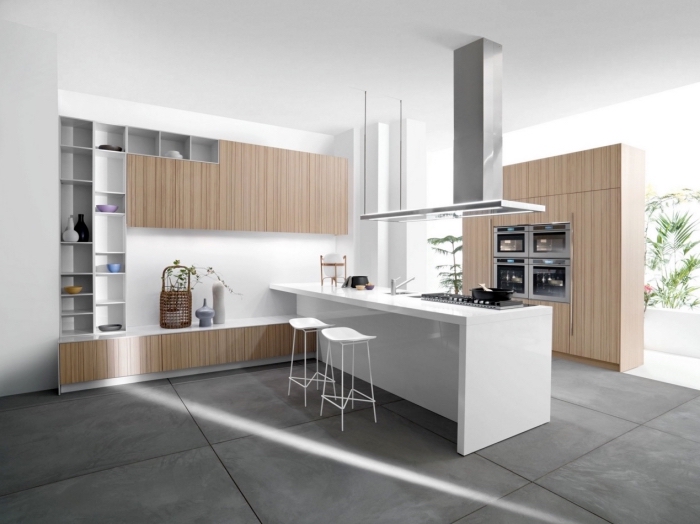 décoration de cuisine blanche avec ilot central blanc et meubles de bois clair, modèle de rangement cuisine vertical