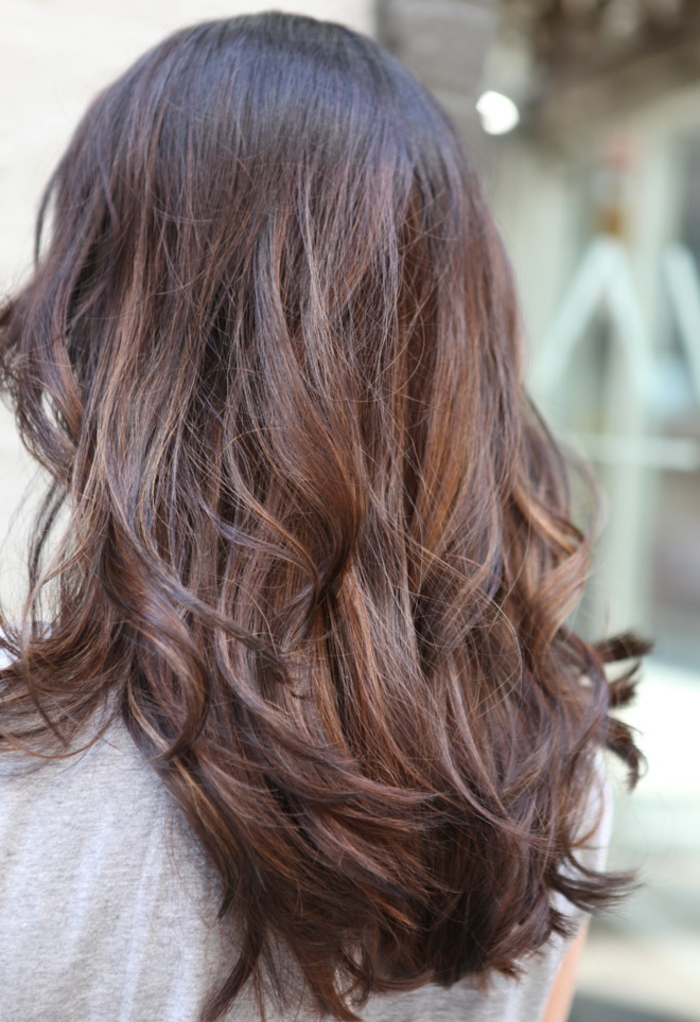 ombré hair marron, ombrage cheveux très léger, couleur chatain foncé, mèches éclaircies