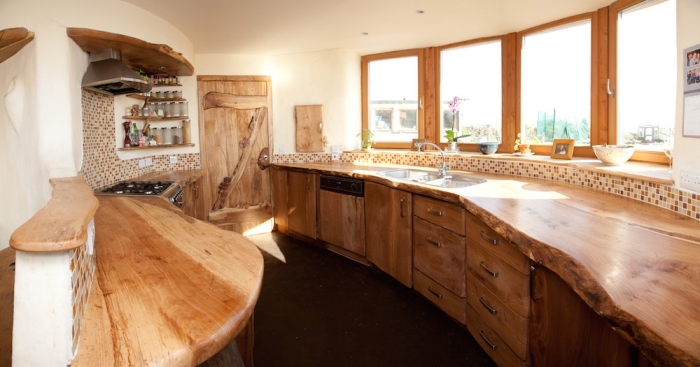 design intérieur rustique dans une cuisine aux murs blancs avec meubles bois brut et carrelage mosaïque beige