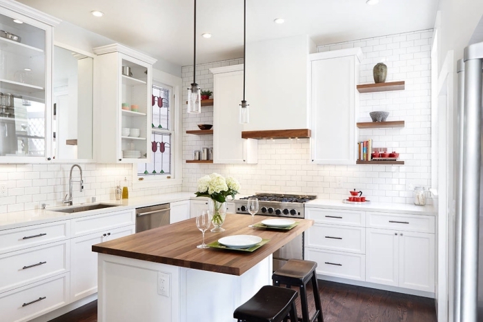 design intérieur cuisine blanche aux murs imitation briques blanches avec parquet de bois foncé et meubles bois blanc