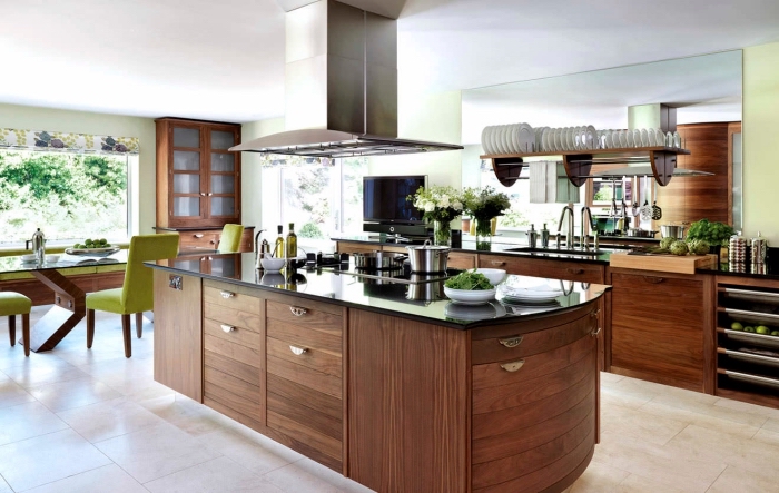 modèle de cuisine ouverte vers salle à manger au plafond blanc et murs gris avec meubles de bois brut foncé