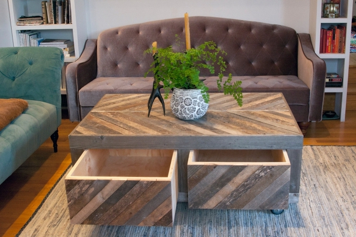 salon vintage avec une table basse originale en bois massif, avec des tiroirs et un plateau recouverts de bois de palette 