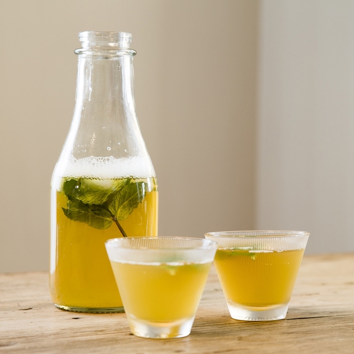 idée boisson rafraîchissante préparée à la base d'eau froide avec jus de fruits et feuilles d'herbes fraîches