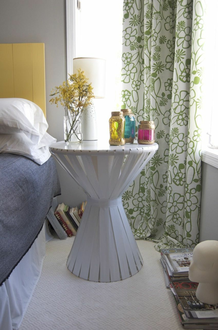 chambre à coucher en blanc, rideaux blancs avec des motifs floraux verts, tete de lit jaune