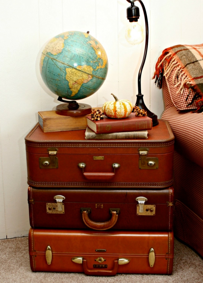 table de chevet design vintage faite avec deux valises anciennes, globe terrestre, tissus vintage