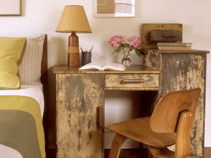 réaliser une table de chevet haute, table vintage vieillie, chaise en bois ancienne, lampe couleur ocre