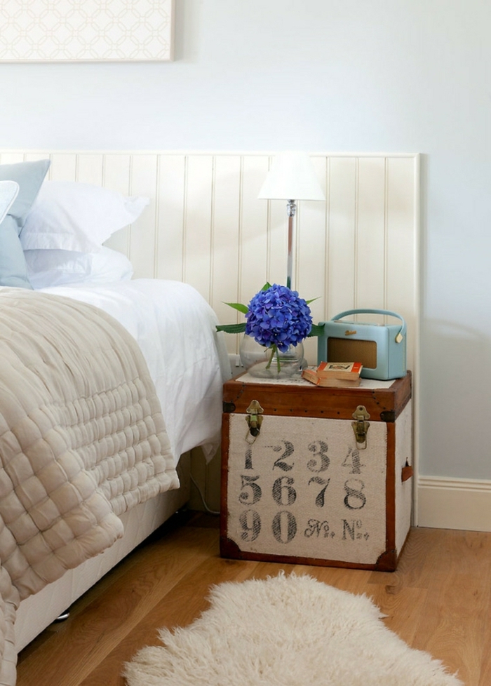 valise ancienne de bois peinte en blanc et décorée avec des chiffres, petite radio vintage