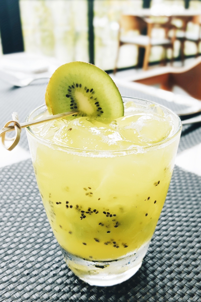 exemple de boisson rafraichissante facile à préparer chez soi, verre cocktail au jus de kiwi avec eau et sans sucre