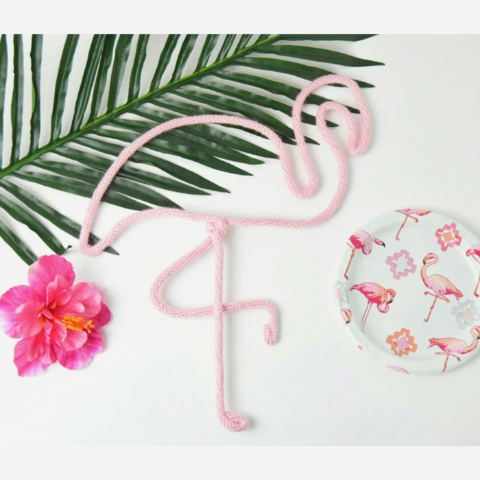 flamant en fil corde rose, feuille de palmier, plat blanc aux flamants roses, feuille tropicale tahitienne en couleur fuchsia, déco flamant rose