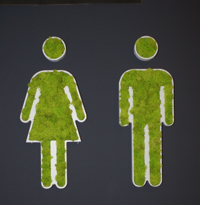mur végétalisé interieur, tablettes qui indiquent les toilettes des dames et les toilettes des messieurs, figures en mousse verte, solution déco amusante 