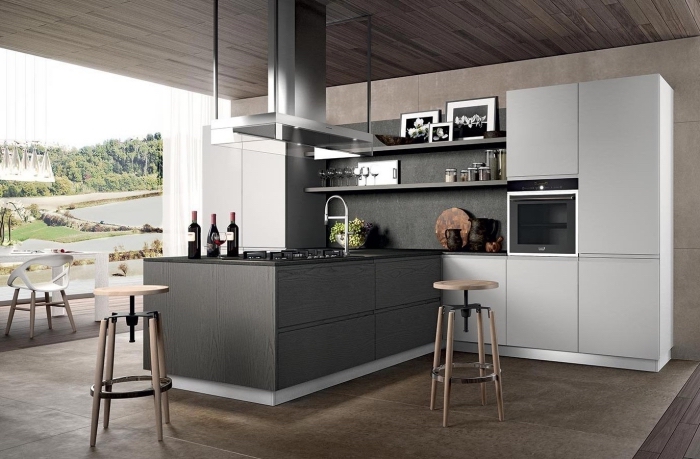 rangement cuisine meuble horizontale étagères bois foncé sur pan de mur gris anthracite, modèle de cuisine en L