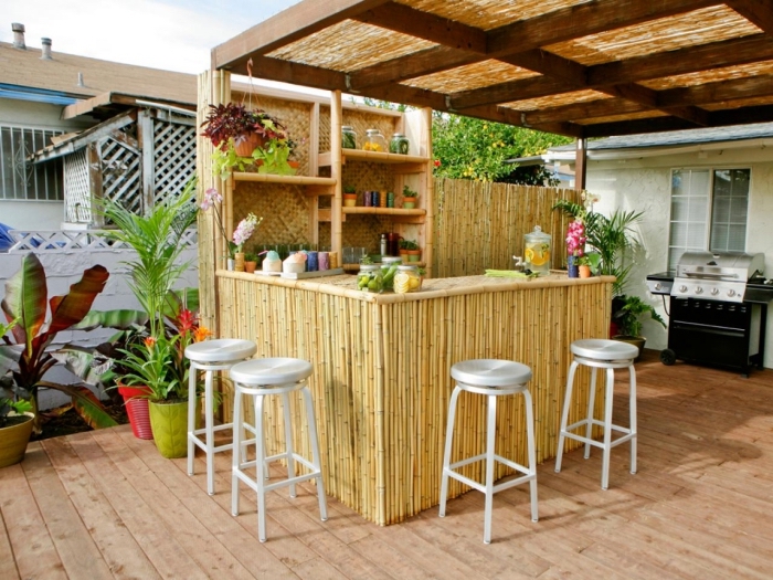 petite cuisine aménagée dans le jardina avec ilot en bambou et étagères pour rangement mural, modèle cuisine avec toit