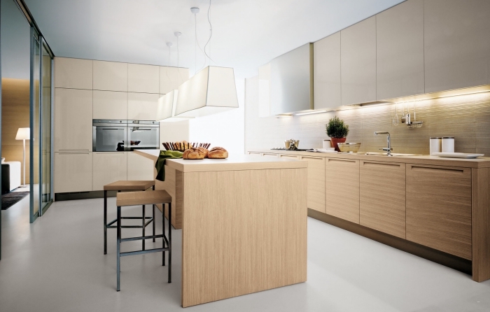 design intérieur dans une cuisine moderne en bois au sol blanc laqué avec meubles haut beige et ilot central