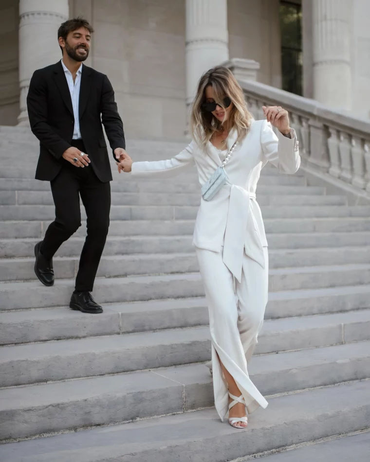 tailleur pantalon fendu blanc blazer cein ture pochette bandouliere
