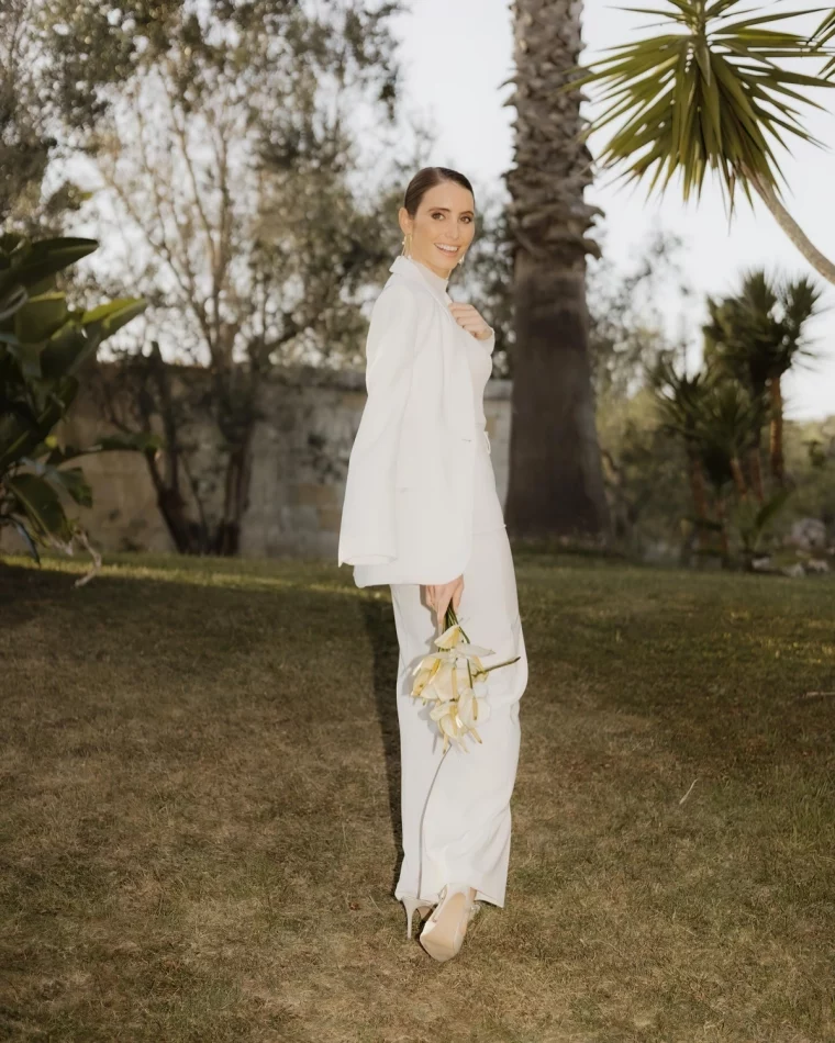 tailleur pantalon mariage femme 60 ans costume blanc talons