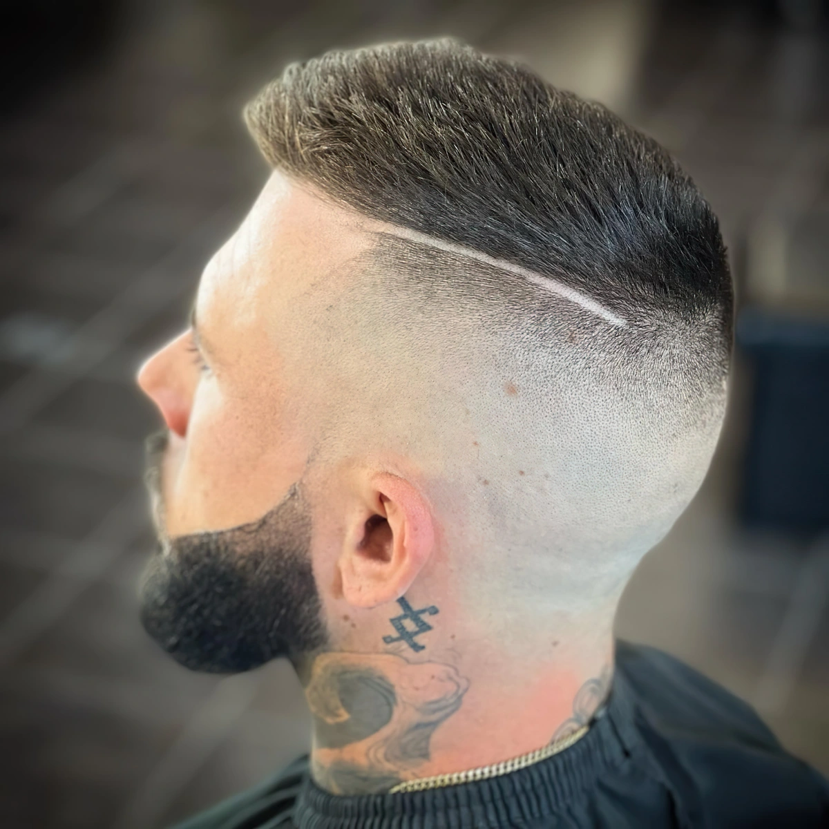 taper cut ligne nette degrade haut raie sur cote cheveux lisses