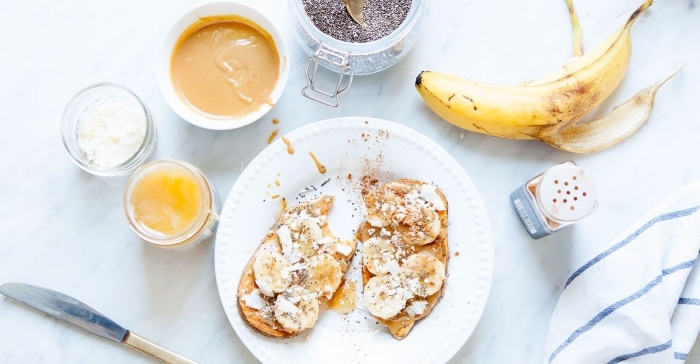 une alternative healthy de la tartine du matin traditionnelle avec une tranche de patate douce au beurre de cacahuète et banane