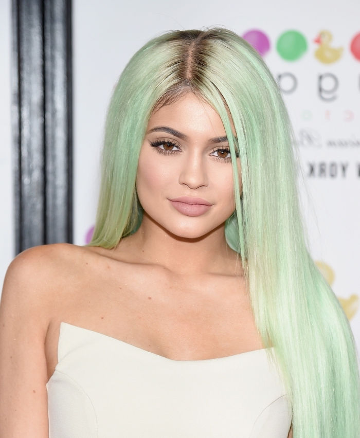 coiffure de Kylie Jenner aux cheveux longs raids de racines foncées avec pointes de coloration vert pastel tendance