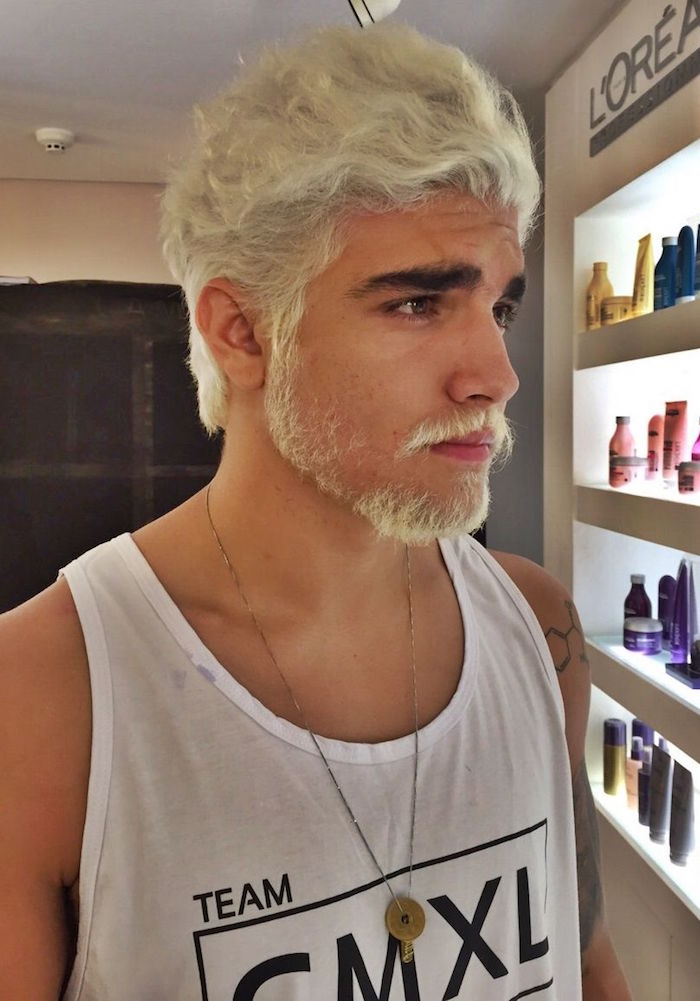 photo homme avec décoloration cheveux et barbe courte blond platine 