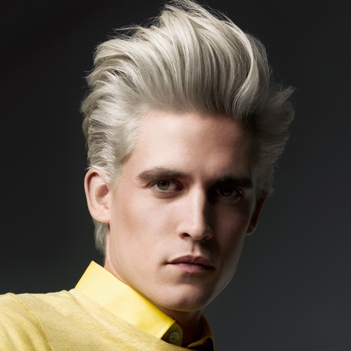 teinture homme blond platine sur coiffure à la mode avec volume en arrière style vintage