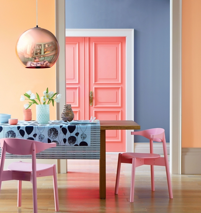peindre encadrement porte en couleur différente pour mettre la porte en valeur et jouer sur les contraste, une porte rose pêche à encadrement blanc en contraste avec le bleu violet des murs