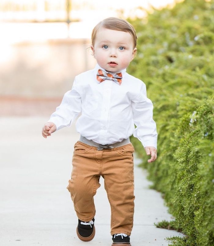 idée costume de mariage petit garçon sage, pantalon marron, chemise blanche, noeud de papillon, cheveux fins avec mèche de coté