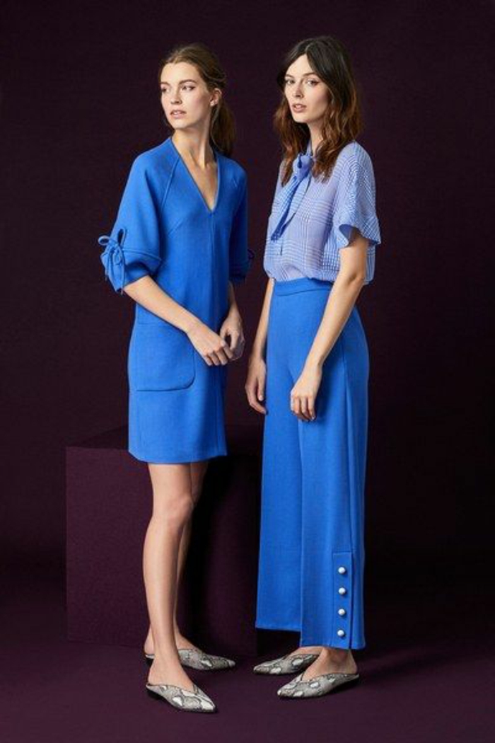 tailleur pantalon femme chic pour mariage, deux types de looks en bleu indigo, variante avec robe et variante avec pantalon très large 
