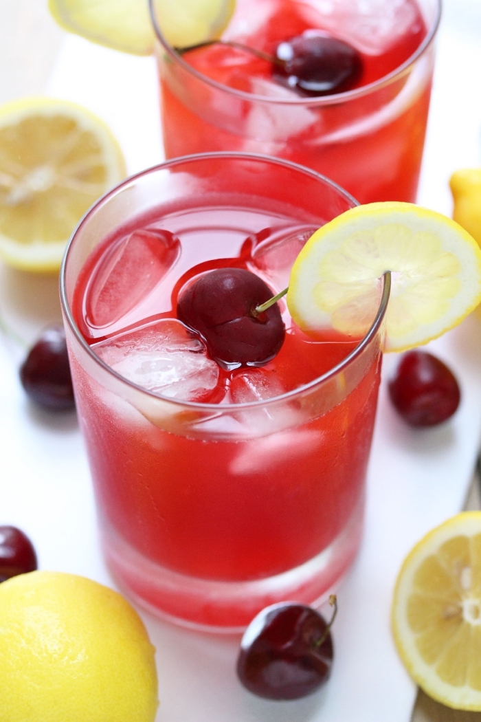 exemple de limonade originale au goût de cerises et jus de citron fraîchement pressé garni avec glaçons et fruits