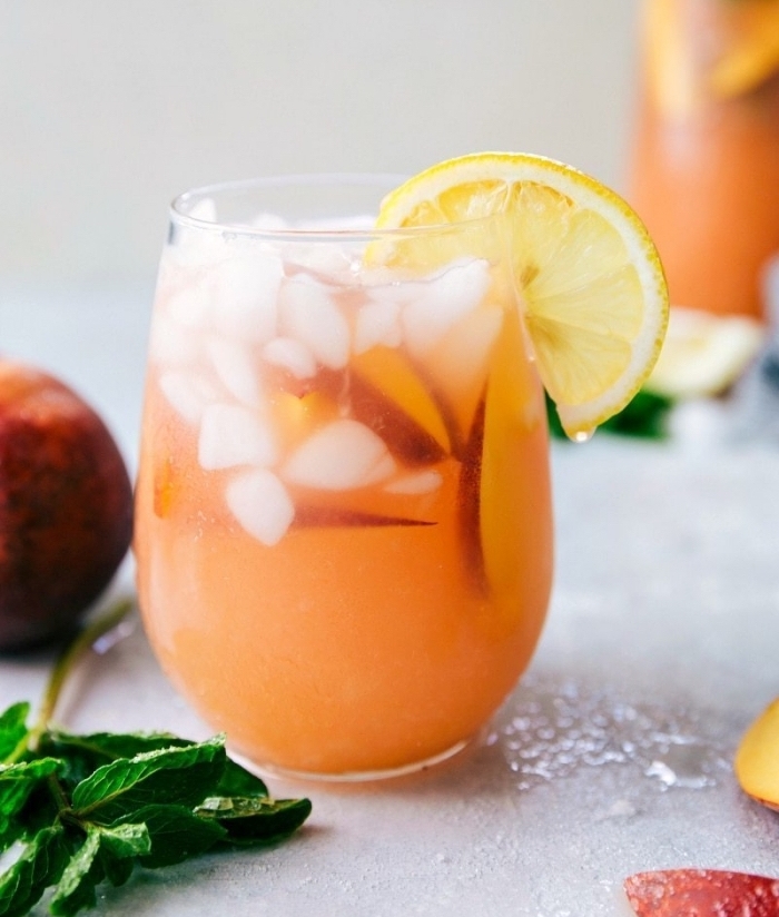 exemple cocktail été sans alcool à préparer soi-même, citronnade recette avec purée de pêche et tranches