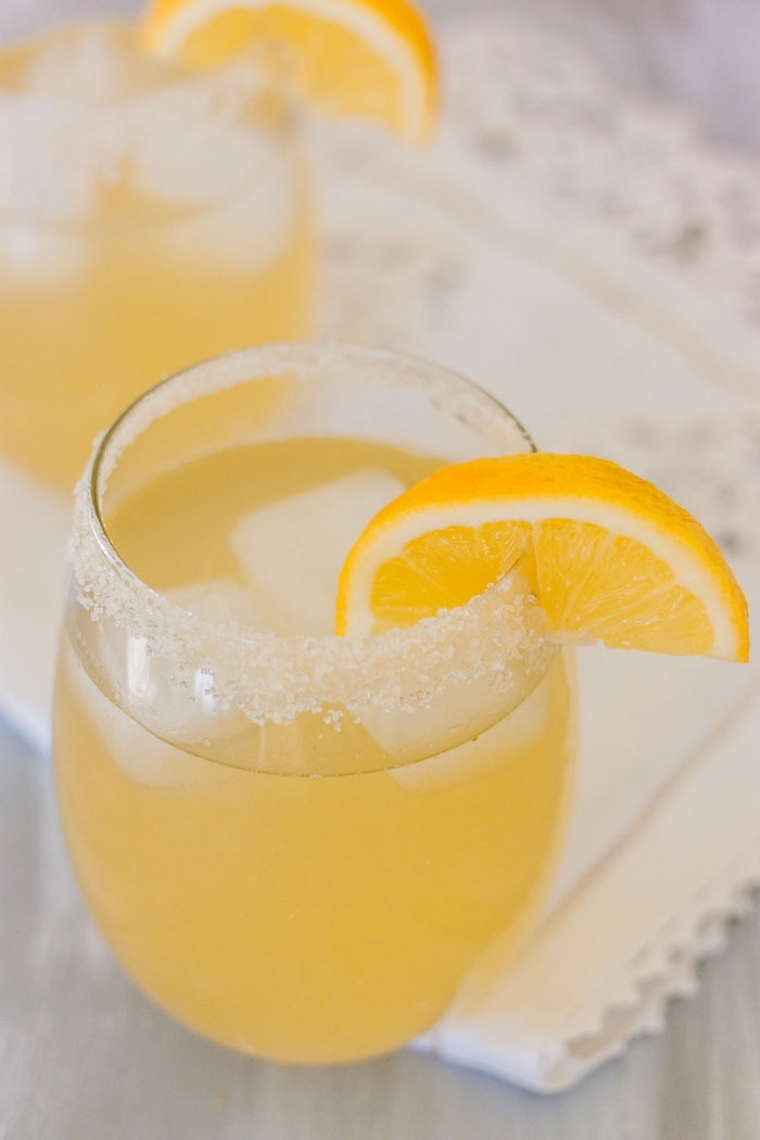 idée comment faire un jus de fruit maison, verre de cocktail rempli de limonade préparé avec eau et jus de citron