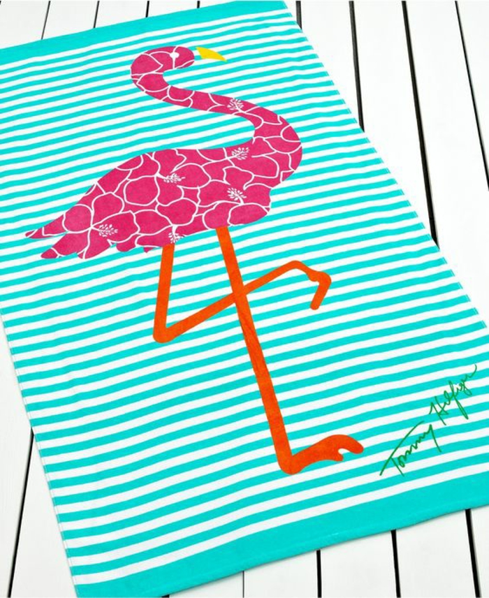 objet deco original, serviette de plage en bleu turquoise aux rayures horizontales blanches, avec la signature de Tommy Hilfiger en bas a droite