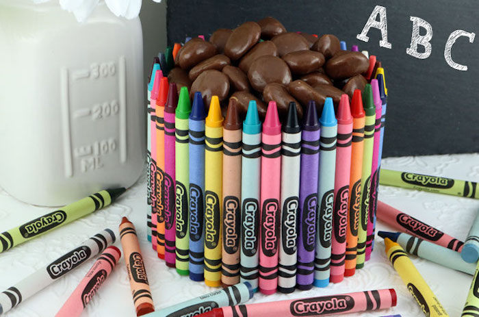 un bol en crayons en couleurs rempli de bonbons dragées, cadeau maitresse fin d année facile a faire